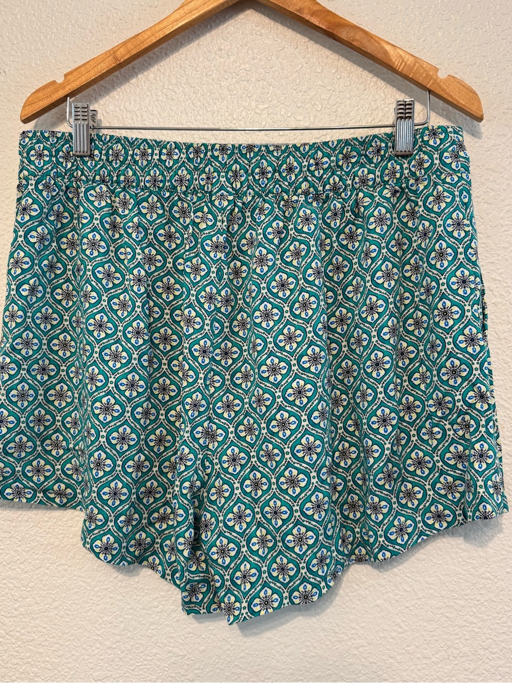 Old Navy Playa Women's High-Rise Pull-On Shorts L Green Geometric Smocked